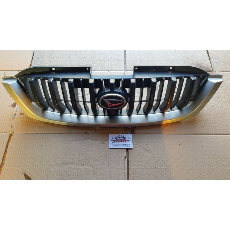 Dettagli su   DAIHATSU TERIOS PRIMA SERIE RESTYLING MASCHERINA STEMMA CALANDRA ANTERIORE