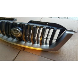 Dettagli su   DAIHATSU TERIOS PRIMA SERIE RESTYLING MASCHERINA STEMMA CALANDRA ANTERIORE